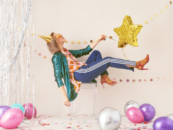 Парти шапки със златен цвят и бял надпис 18th Birthday!,( 6 бр./опаковка )
