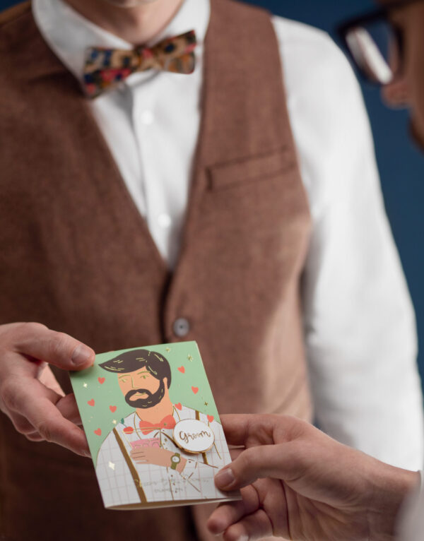 Картичка с емайлова значка Кум , 10.5x15 см