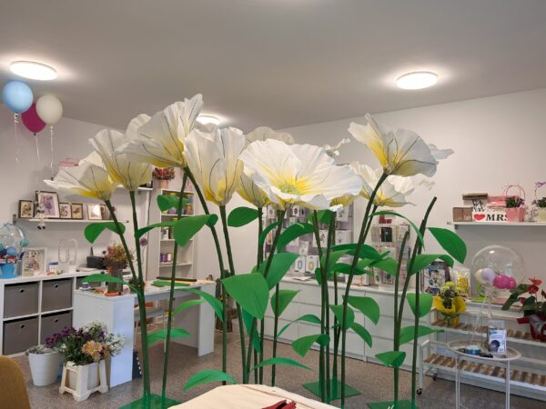 Ръчно изработени гигантски цветя от креп хартия ( изработваме ги по поръчка) цената е за 3 те бройки на обща стойка