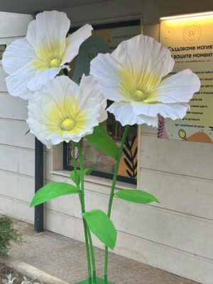 Ръчно изработени гигантски цветя от креп хартия ( изработваме ги по поръчка) цената е за 3 те бройки на обща стойка